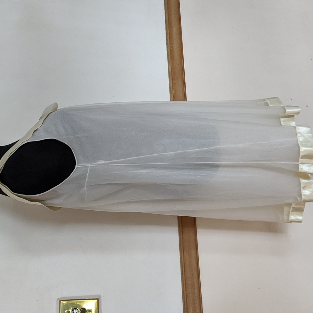 Vintage Cute Ivory Neglige Nightgown EUC size 6-8 - Picture 3 of 8